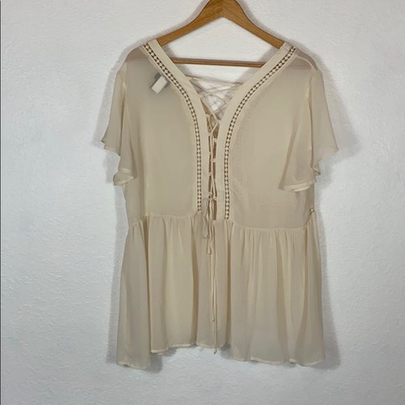 Euc Torrid cream sheer flutter sleeve top 1X - Picture 5 of 6